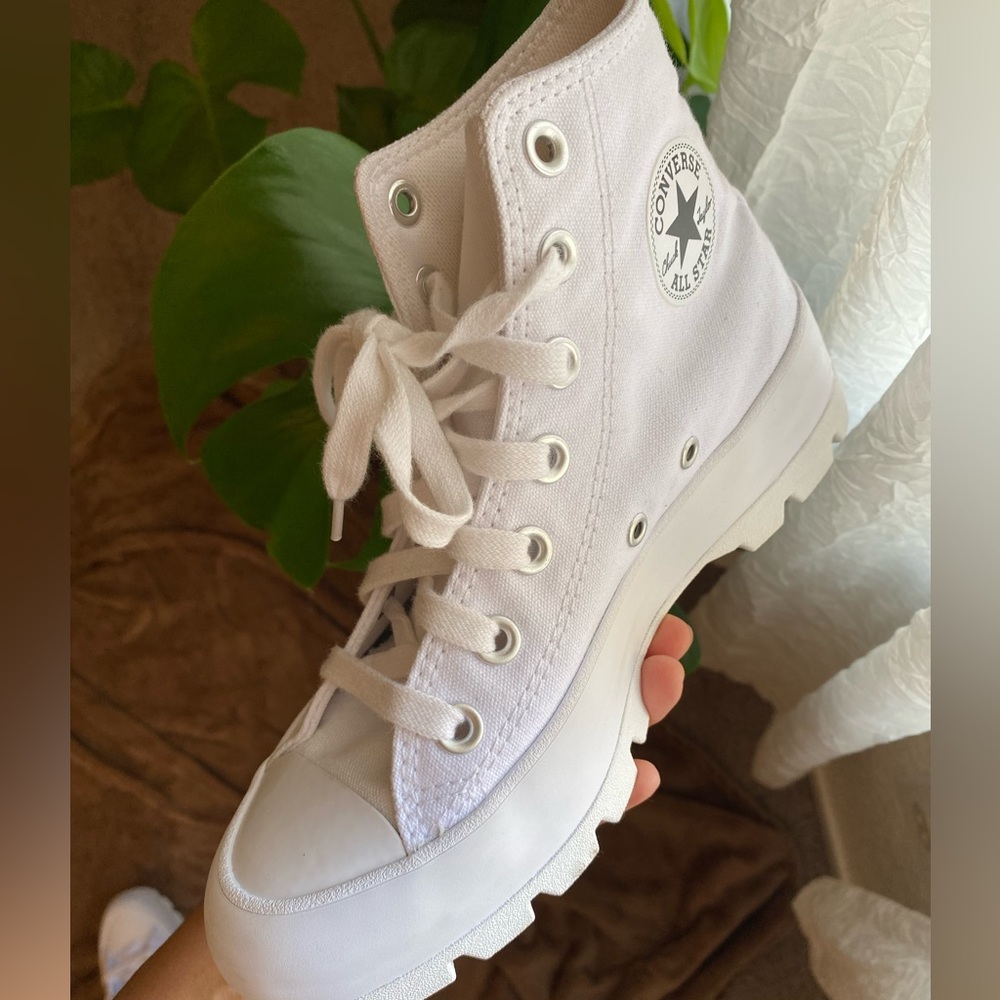 Chuck Taylor All Star Lugged Women’s Converse High Tops, white size 5.5 like new